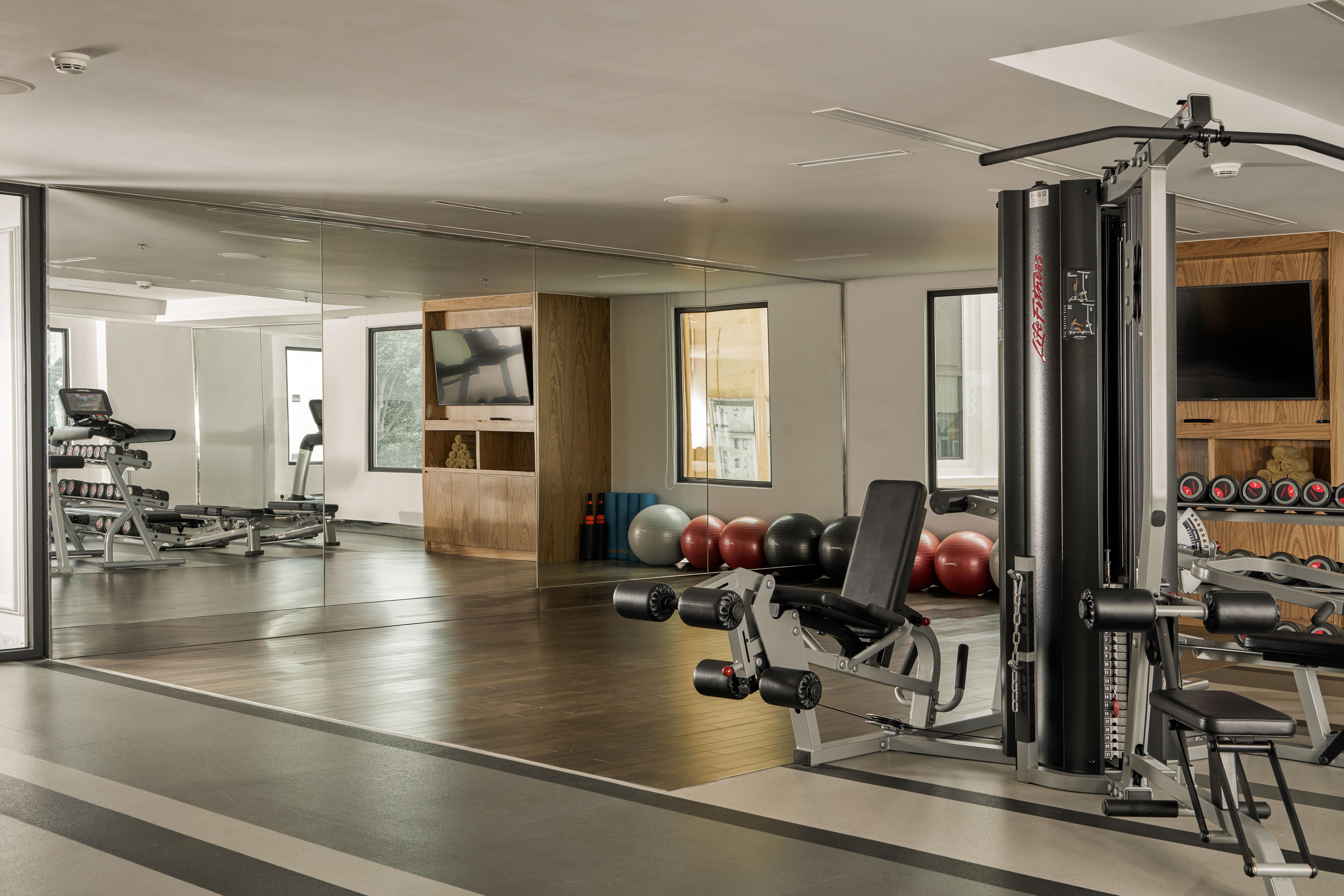 Mai House Saigon Hotel Ho Chi Minh-staden Exteriör bild The gym at The Standard East Village