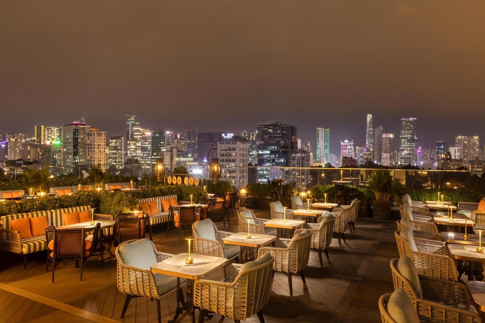 Mai House Saigon Hotel Ho Chi Minh-staden Exteriör bild The View Rooftop Bar