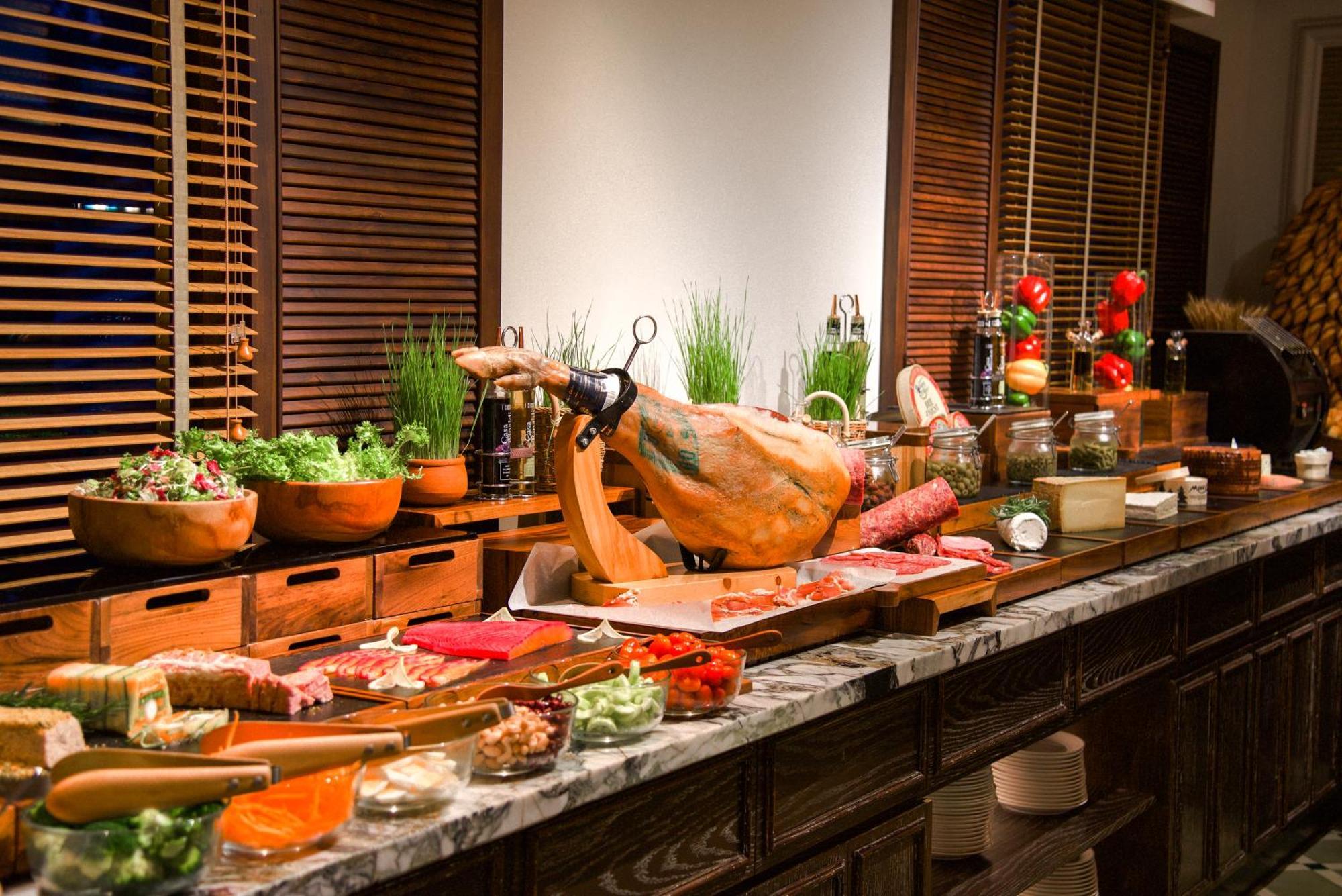 Mai House Saigon Hotel Ho Chi Minh-staden Exteriör bild A jamón ibérico bar