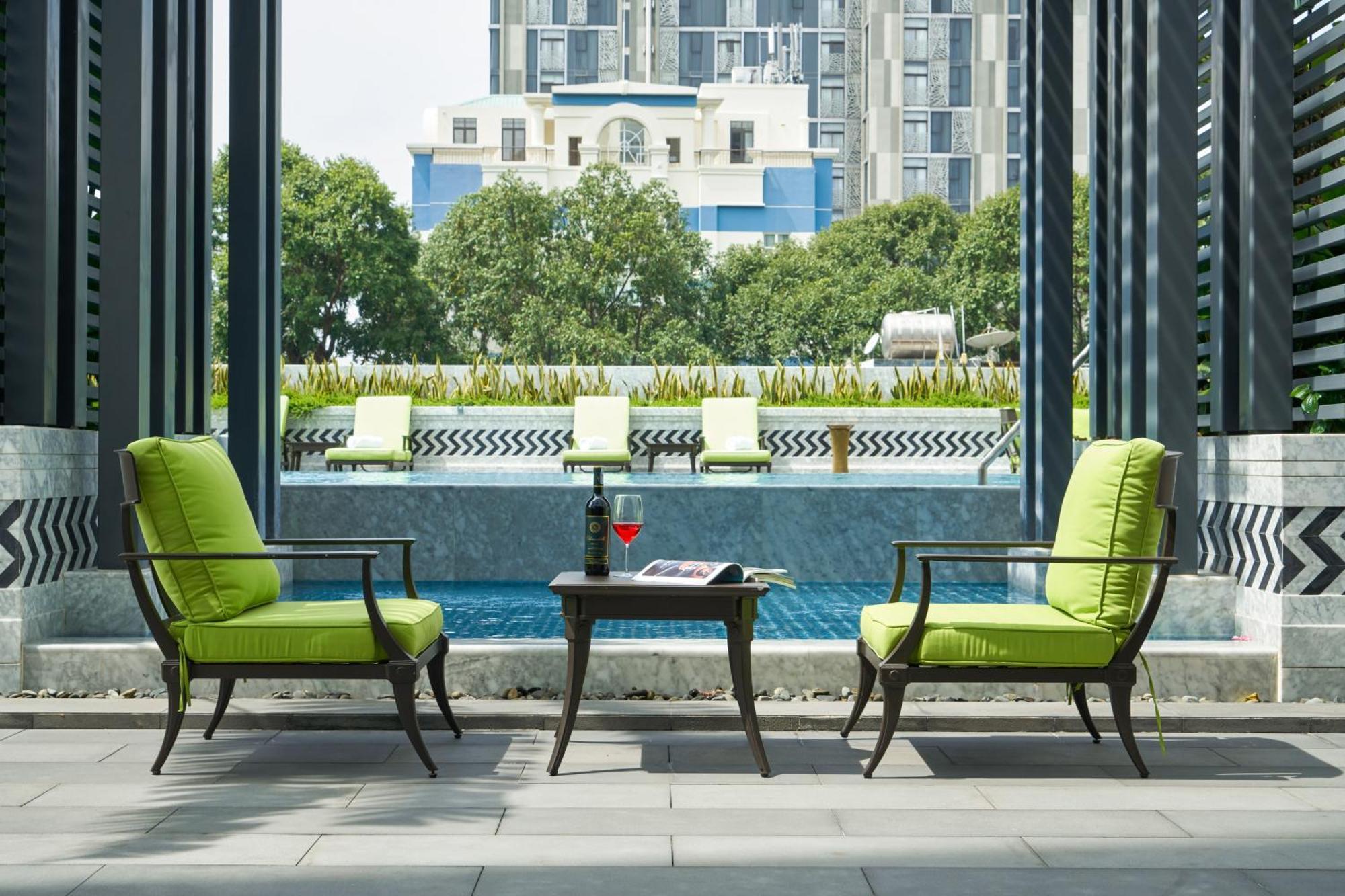 Mai House Saigon Hotel Ho Chi Minh-staden Exteriör bild The pool at the hotel